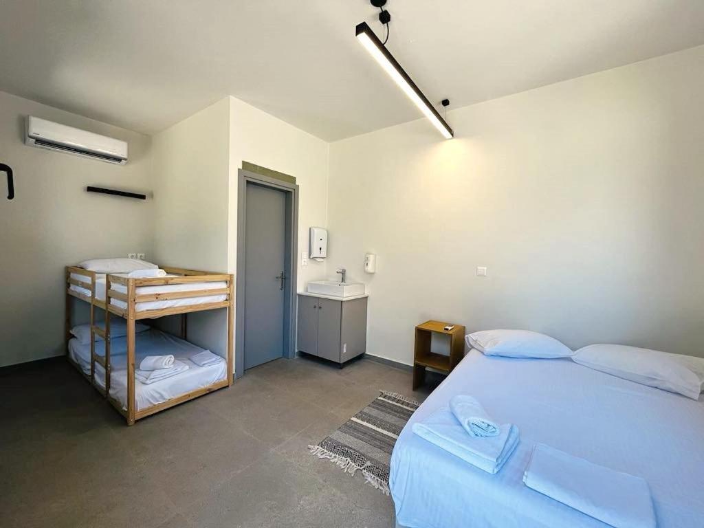 Nirikos Spasmeni Vrisi
